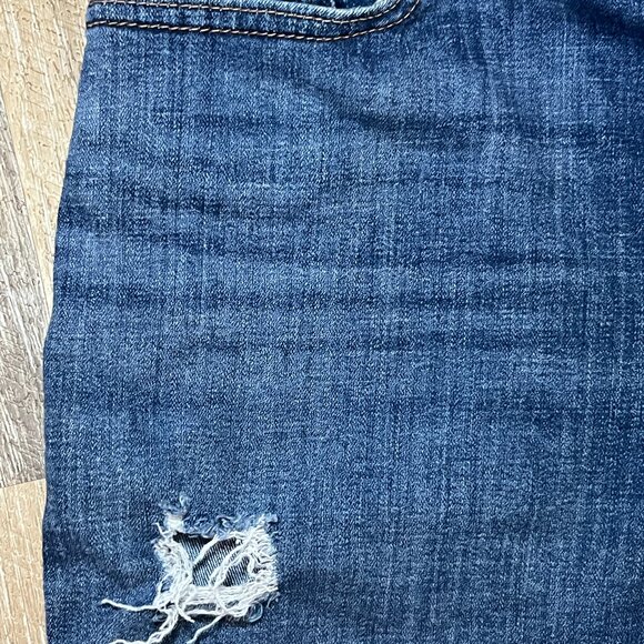 Levi's Medium Wash Mid Length Distressed Denim Shorts Size 29 / 6 - Picture 4 of 6